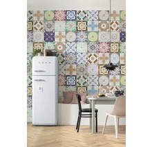 Cuisine avec mur en mosaïque, table à manger et réfrigérateur SMEG