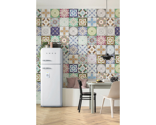 Cuisine avec mur en mosaïque, table à manger et réfrigérateur SMEG