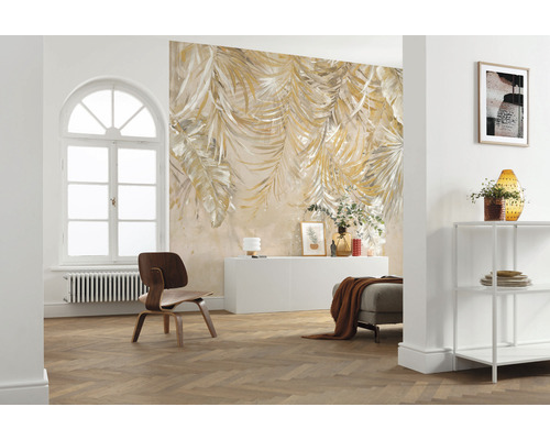 Salon avec papier peint photo à motifs de feuilles, fauteuil, fenêtre et étagère