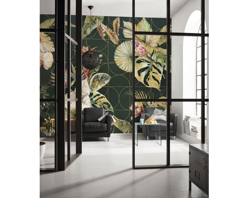 Wohnraum mit floral gemusterter Tapete, Sesseln und Glastisch