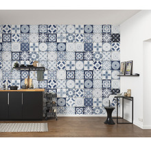 Décoration murale avec des carreaux bleus et blancs de style vintage dans une cuisine.