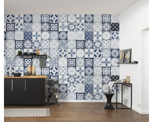 Décoration murale avec des carreaux bleus et blancs de style vintage dans une cuisine.