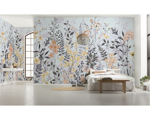 Schlafzimmer mit floraler Fototapete, Bett und hellem Interieur