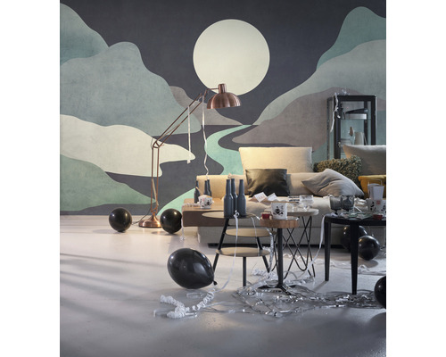 Salon avec papier peint, lampadaire, canapé, table et ballons