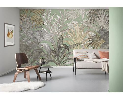 Salon avec canapé, chaise et papier peint mural à motifs végétaux