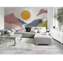 Salon avec canapé d''angle, table basse, tapis et papier peint mural avec motif de montagne