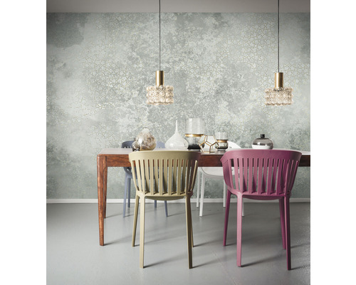 Salle à manger avec table à manger, chaises et papier peint à motifs