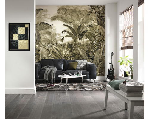 Salon avec papier peint jungle, canapé, table et décoration