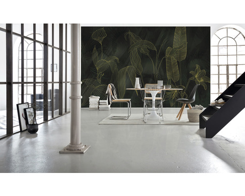 Intérieur avec papier peint à motif végétal et coin repas