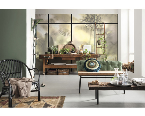 Salon avec établi, coin salon et décorations dans un style rustique