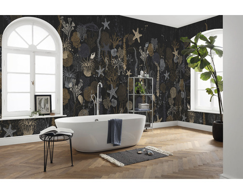 Salle de bain avec baignoire, fenêtre et papier peint mural avec motifs marins