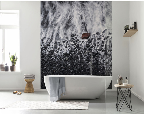 Salle de bains avec baignoire îlot et papier peint photo avec motif de pierre