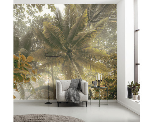 Espace de vie avec papier peint photo d''une palmeraie, fauteuil, lampadaire et table d''appoint.