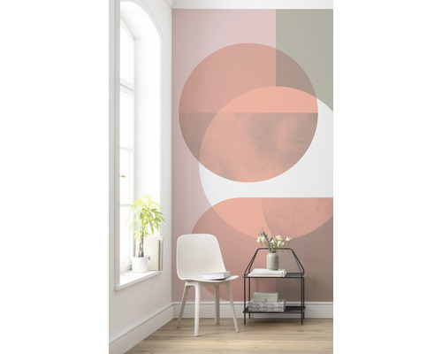 Intérieur avec papier peint graphique, chaise et table d''appoint