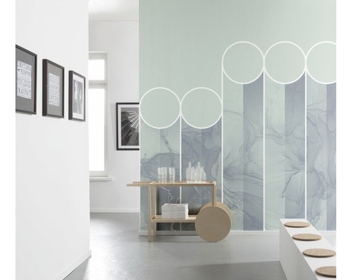 Couloir décoratif avec papier peint mural abstrait, table d''appoint et éléments décoratifs