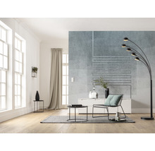 Salon lumineux avec fenêtre, rideau, lampe et meubles