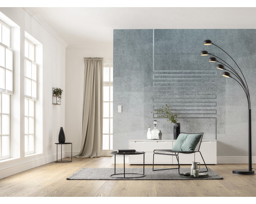 Salon lumineux avec fenêtre, rideau, lampe et meubles