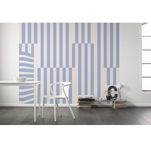 Intérieur décoratif avec papier peint à rayures, table à manger et chaise