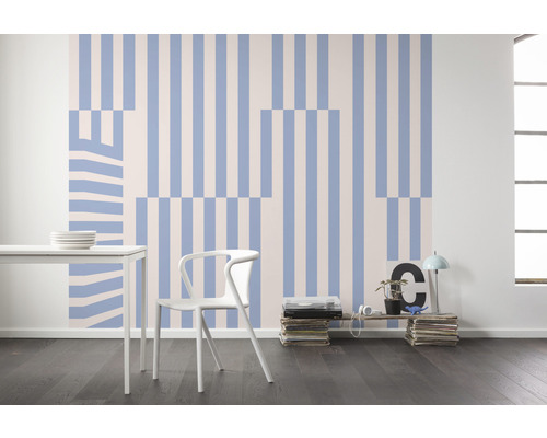 Intérieur décoratif avec papier peint à rayures, table à manger et chaise