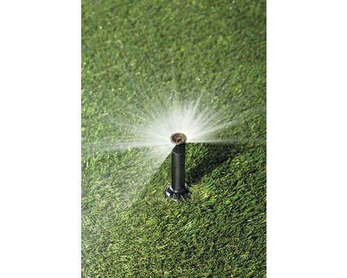 Arroseur escamotable arrosant une pelouse