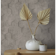 Gros plan d''un mur avec un panneau mural hexagonal et un vase décoratif avec des fleurs séchées sur une table en bois