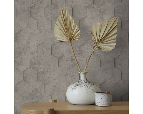 Gros plan d''un mur avec un panneau mural hexagonal et un vase décoratif avec des fleurs séchées sur une table en bois