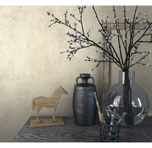 Scène décorative avec vase, cheval décoratif et urne noire sur une table.