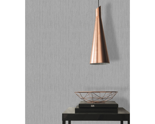 Scène d''intérieur avec papier peint gris, lampe et décoration sur table