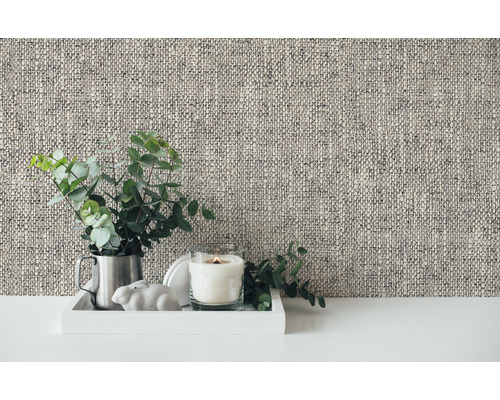 Dekorative Wand mit Textiltapete, Tisch mit Kerze und Pflanze