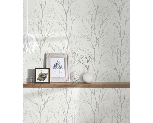 Décoration murale avec papier peint motif arbre, étagère et décoration