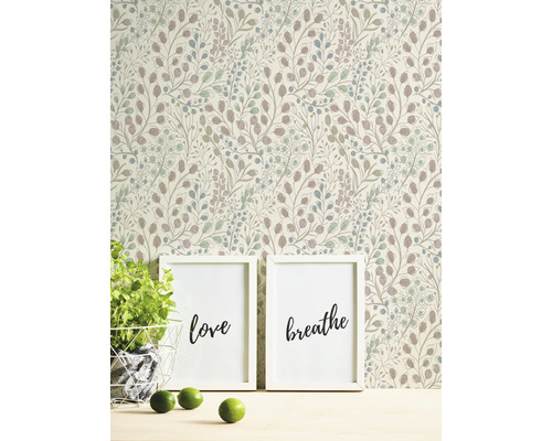 Papier peint à motifs avec motif de feuilles, combiné à des éléments décoratifs pour un design intérieur élégant