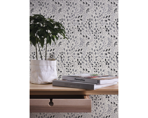 Dekorative Tapete mit floralem Muster im Interieur.