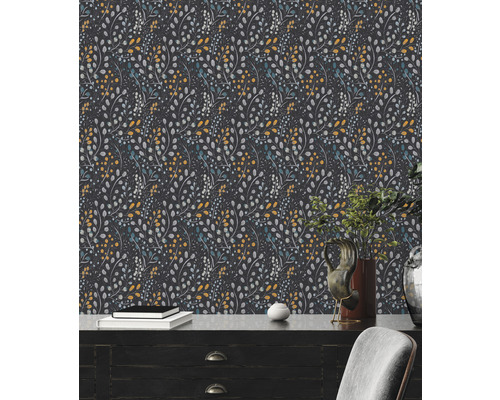 Papier peint avec des feuilles et un motif floral dans un intérieur