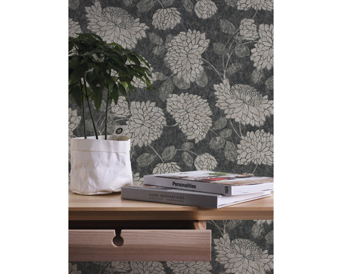 Scène d''intérieur avec papier peint à motifs floraux, table en bois avec plante et livres