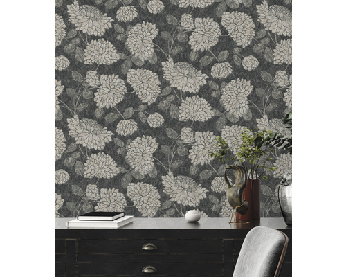 Gros plan d''un papier peint floral avec un fond noir et un motif floral blanc.