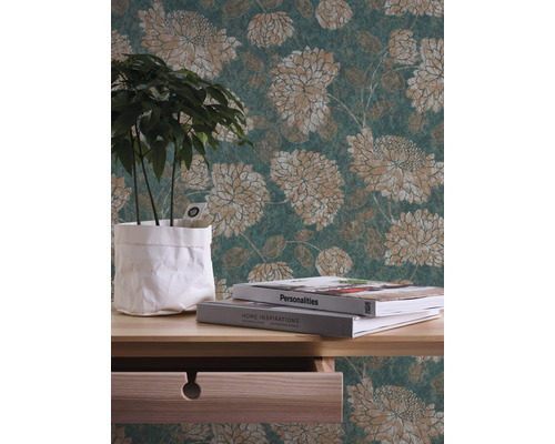 Dekoratives Zimmer mit Blumentapete, Holztisch, Topfpflanze und Büchern