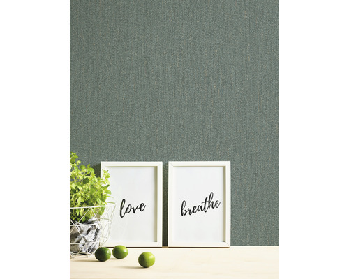 Gros plan d''un papier peint textile gris avec deux photos, une plante et des citrons verts