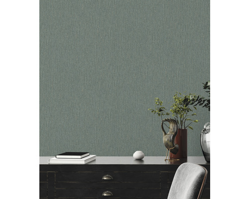 Papier peint textile dans un salon avec commode et décoration