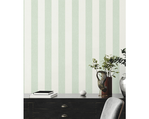 Décoration murale avec papier peint à rayures