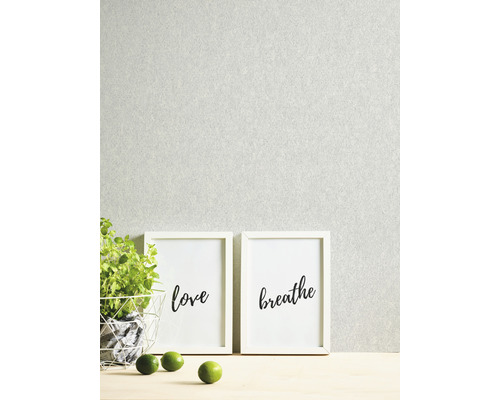 Dekorative Wandgestaltung mit den Wörtern Liebe und Atmen in Bilderrahmen
