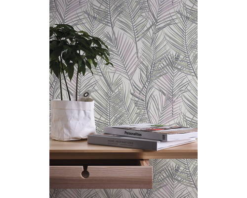 Vue d''une pièce avec papier peint à feuilles de palmier, table et plante d''intérieur