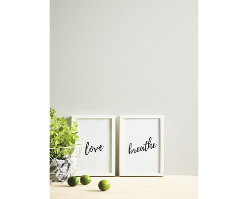 Cadres photo décoratifs avec les inscriptions amour et respirer, accompagnés d''une plante et de citrons verts sur une table.