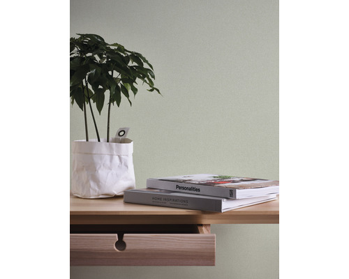 Mur décoratif avec plante, table et livres pour un intérieur élégant