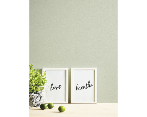 Décoration murale avec des images, une plante et des citrons verts