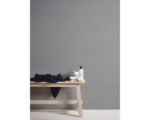 Papier peint gris avec une fine structure dans une salle de bain