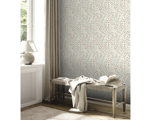 Pièce lumineuse avec papier peint à motifs floraux, banc et rideau