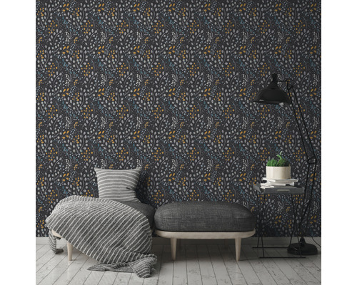 Salon avec papier peint à motifs floraux, fauteuil et lampadaire