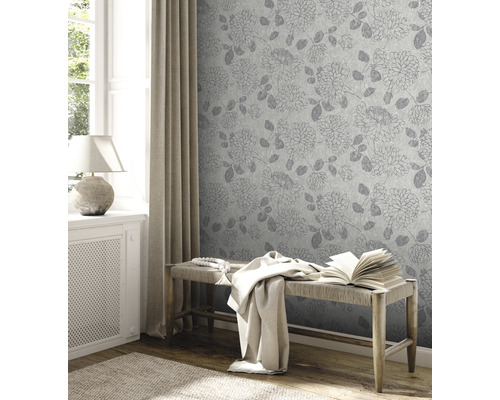 Vue d''une pièce avec papier peint à motifs floraux, banc et fenêtre.