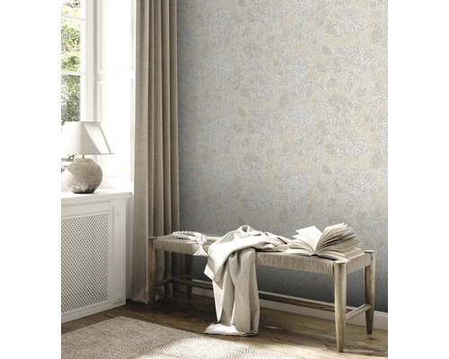 Scène avec papier peint à motifs floraux, banc, rideau et lampe