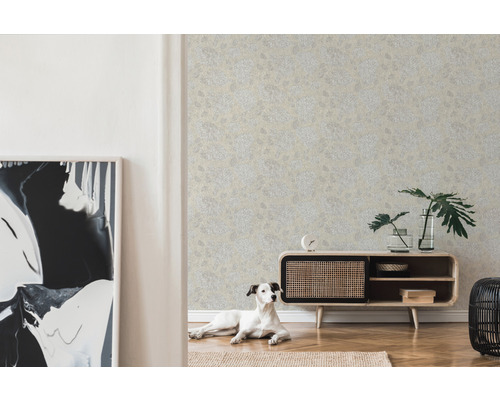Salon avec papier peint à motifs floraux, meuble bas et chien